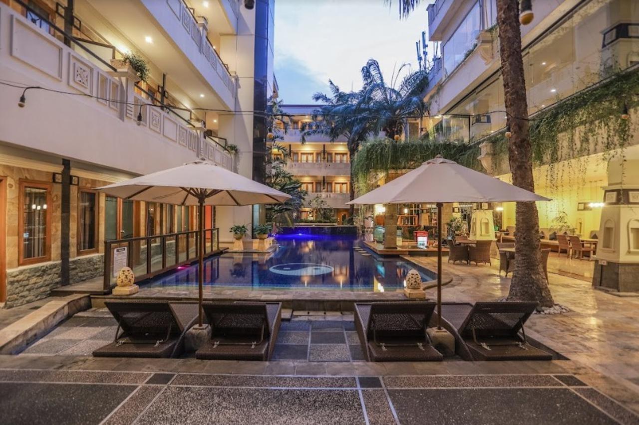 Famous Hotel Kuta Formerly Permata Kuta Hotel Exterior foto