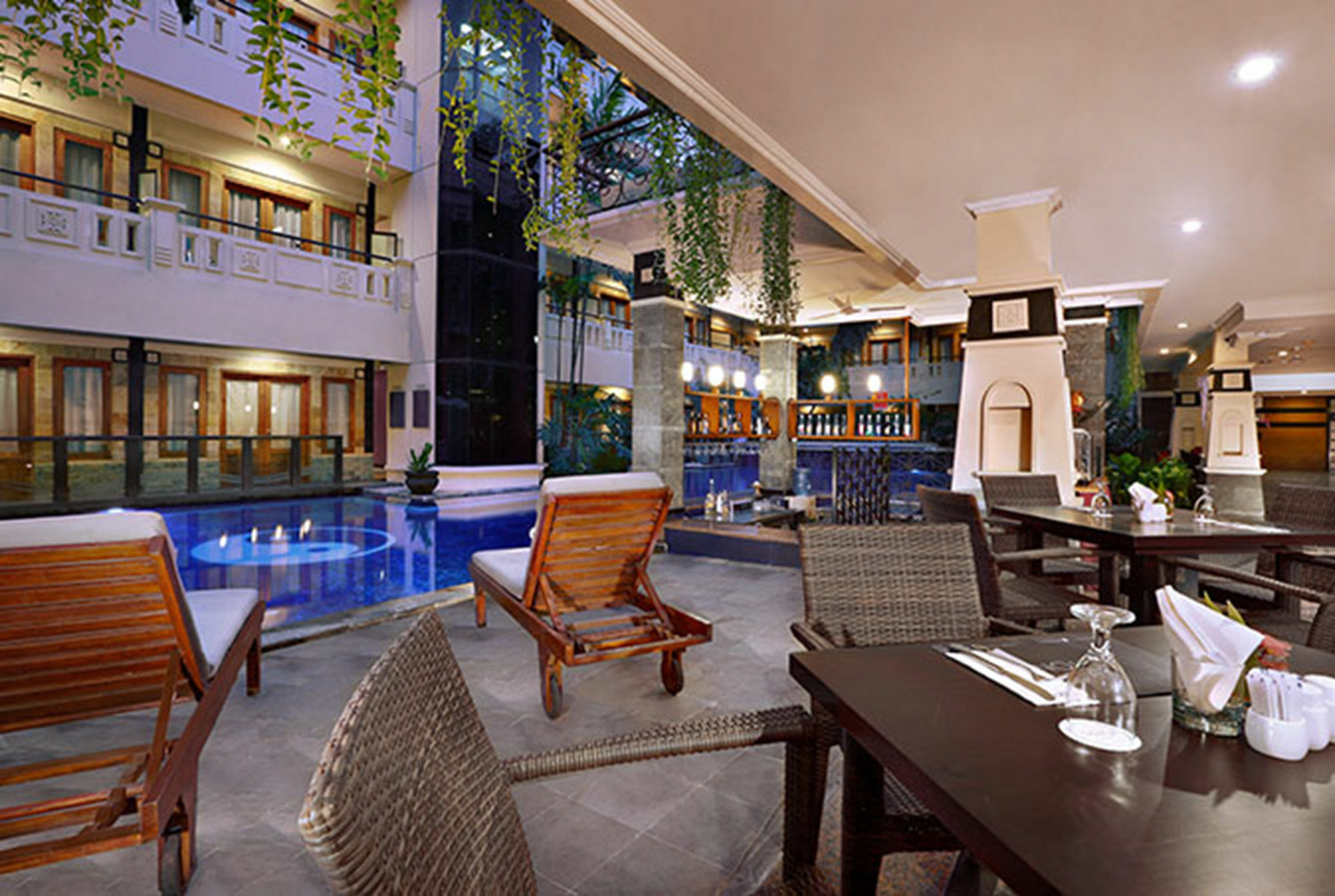 Famous Hotel Kuta Formerly Permata Kuta Hotel Exterior foto