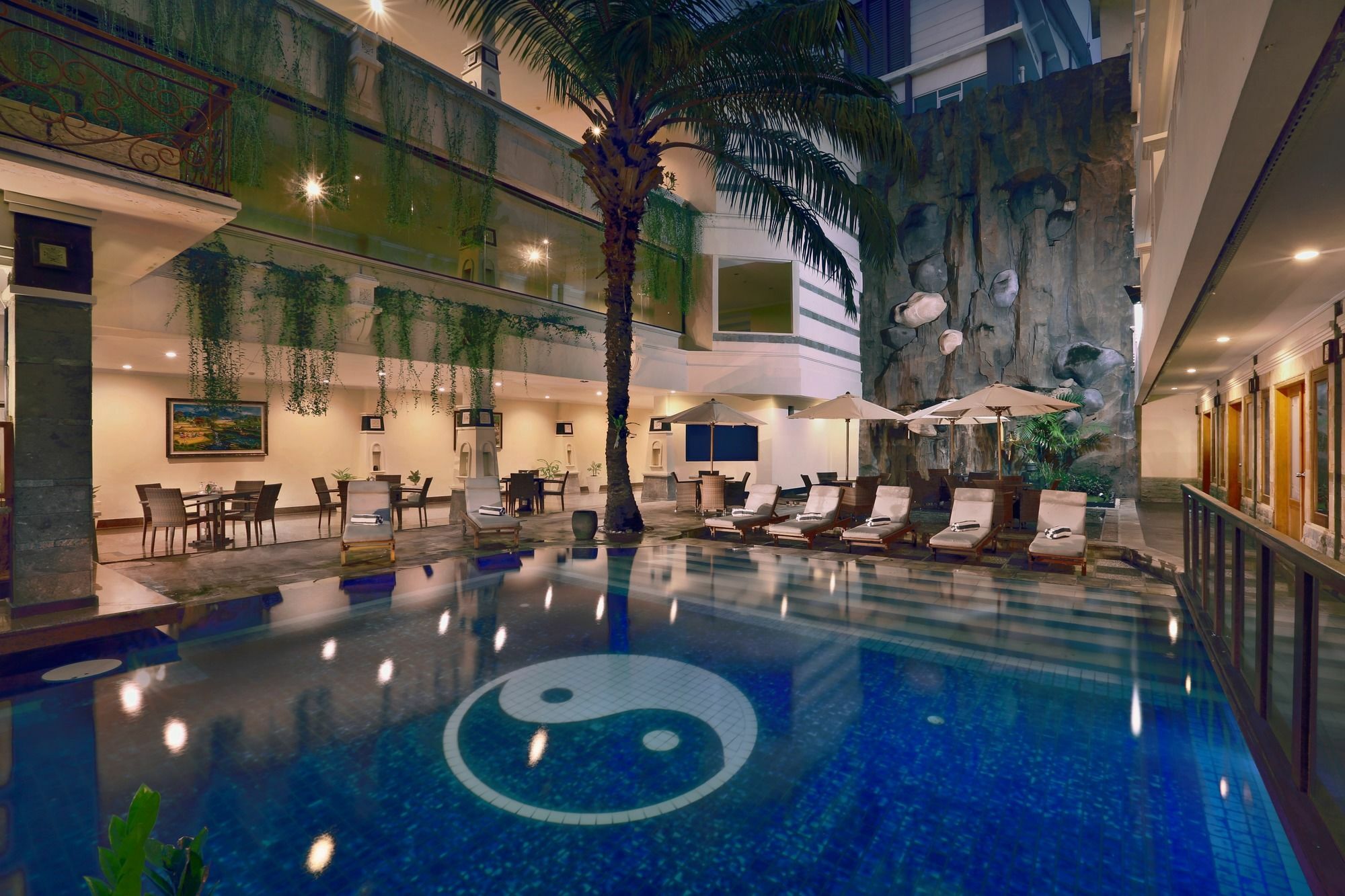 Famous Hotel Kuta Formerly Permata Kuta Hotel Exterior foto